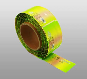 Quali sono le caratteristiche del film sleeve termoretraibile?